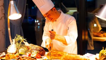 Se sirven desayunos, almuerzos y cenas; cocina internacional