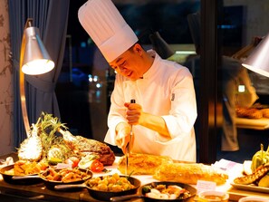 Breakfast, lunch, dinner served; international cuisine 