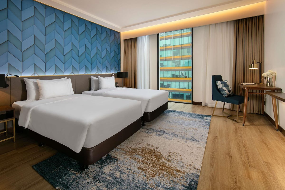 Minibar, coffres-forts dans les chambres, bureau, rideaux occultants