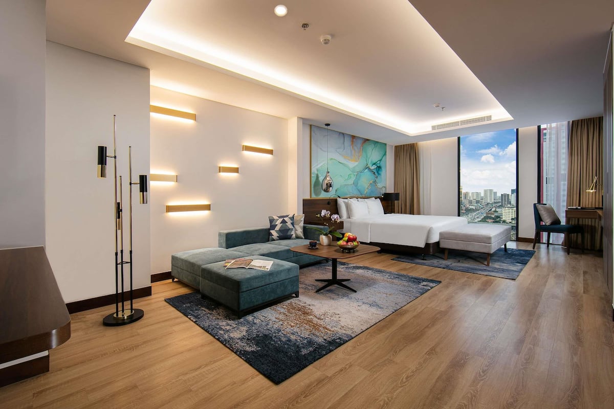 Suite junior, 1 cama doble | Minibar, caja fuerte, escritorio y cortinas opacas