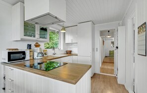 ثلاجة، موقد طهي مسطح، غسالة أطباق، ماكينة لصنع القهوة/الشاي