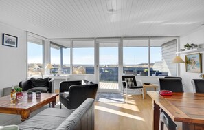 تلفزيون، مدفأة، مشغل دي في دي