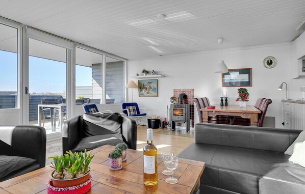 تلفزيون، مدفأة، مشغل دي في دي