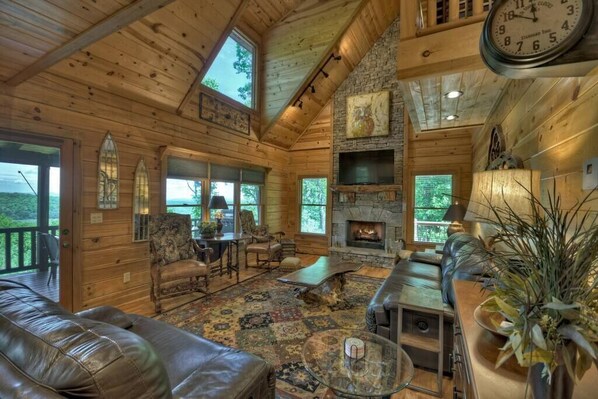 Televisión, chimenea y oficina