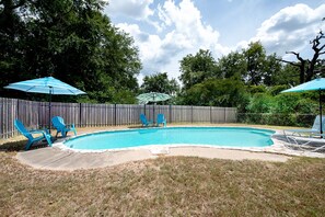 Outdoor pool - The Farmhouse Retreat with Private Pool (Bryan)