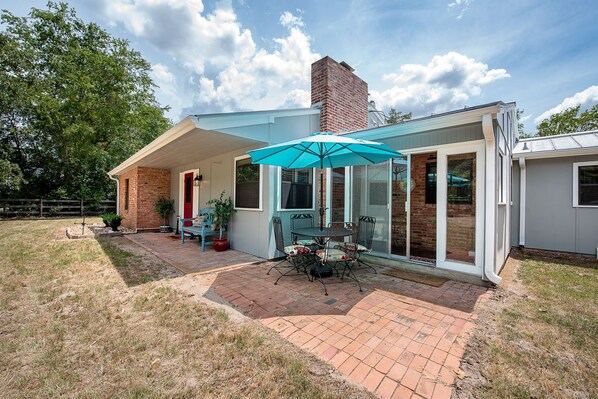 Outdoor dining - The Farmhouse Retreat with Private Pool (Bryan)