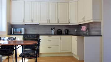 Fridge, stovetop, coffee/tea maker