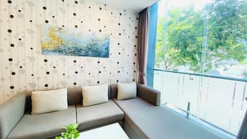 Apartamento, 2 habitaciones, vistas a la ciudad | Zona de estar | Una televisión de pantalla plana