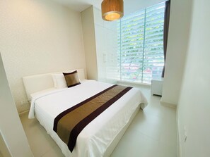 Apartment, 2 Schlafzimmer, Stadtblick | Schreibtisch, laptopgeeigneter Arbeitsplatz, Verdunkelungsvorhänge