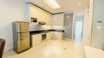 Apartamento, 2 habitaciones, vistas a la ciudad | Cocina privada | Frigorífico, microondas, placa de cocina y hervidor eléctrico