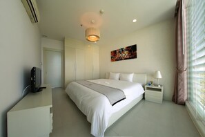 Departamento, 2 habitaciones, vista a la ciudad | Escritorio, espacio para trabajar con laptop y cortinas blackout 