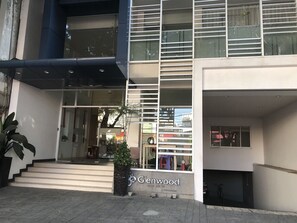 Vista frontal de la propiedad