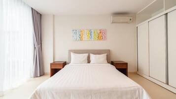 Appartement, 2 slaapkamers | Een kluis op de kamer, een bureau, geluiddichte muren