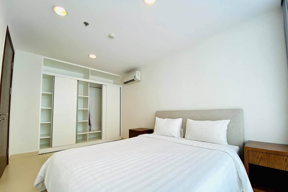 Apartment, 1 Bedroom | 1 bedroom, in-room safe, desk, soundproofing