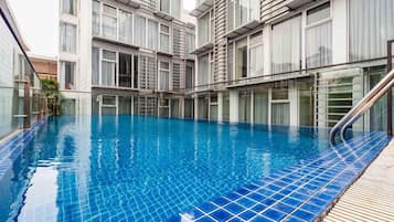Una piscina al aire libre