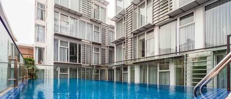 Una piscina al aire libre