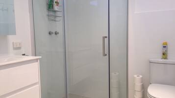 Baignoire, sĂšche-cheveux, serviettes fournies, savon