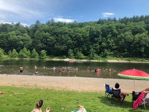 Ranta lÀhistöllÀ, aurinkotuoleja