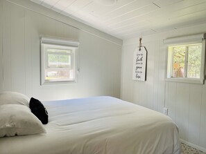 1 bedroom, WiFi - West Lake Okoboji Scout Cottage (Arnolds Park)