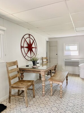 Réfrigérateur, four, plaque de cuisson, cafetière/bouilloire