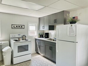 Réfrigérateur, four, plaque de cuisson, cafetière/bouilloire