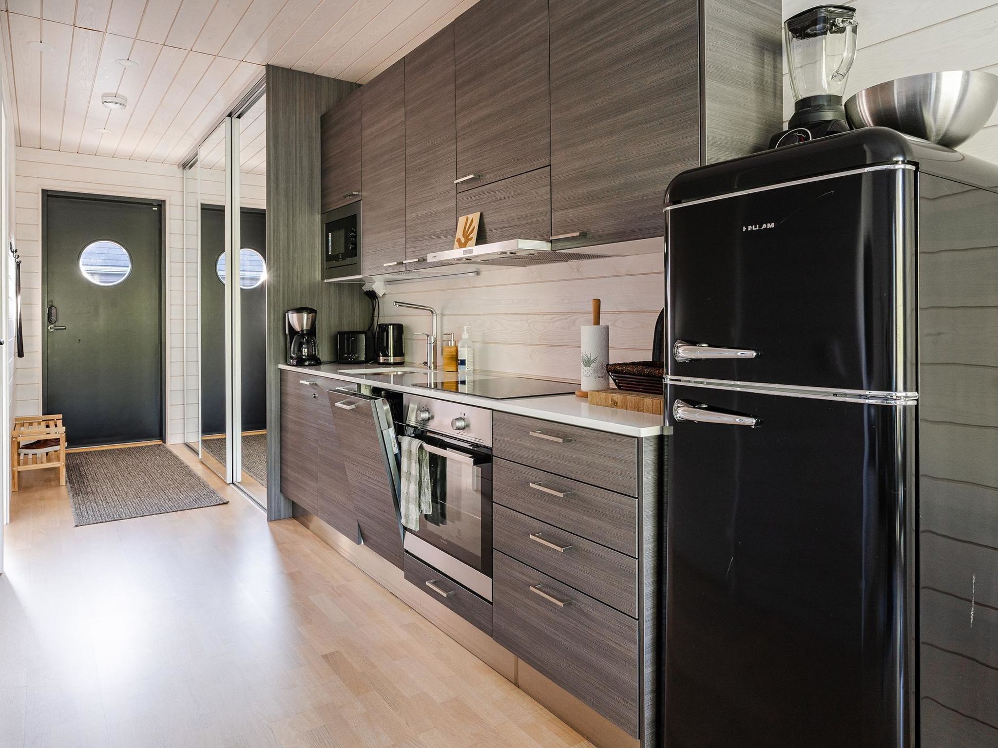 Kühlschrank, Mikrowelle, Geschirrspüler, Kochgeschirr/Geschirr/Besteck