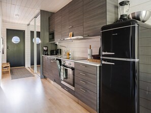 Frigorifero, microonde, lavastoviglie, pentole/stoviglie/utensili