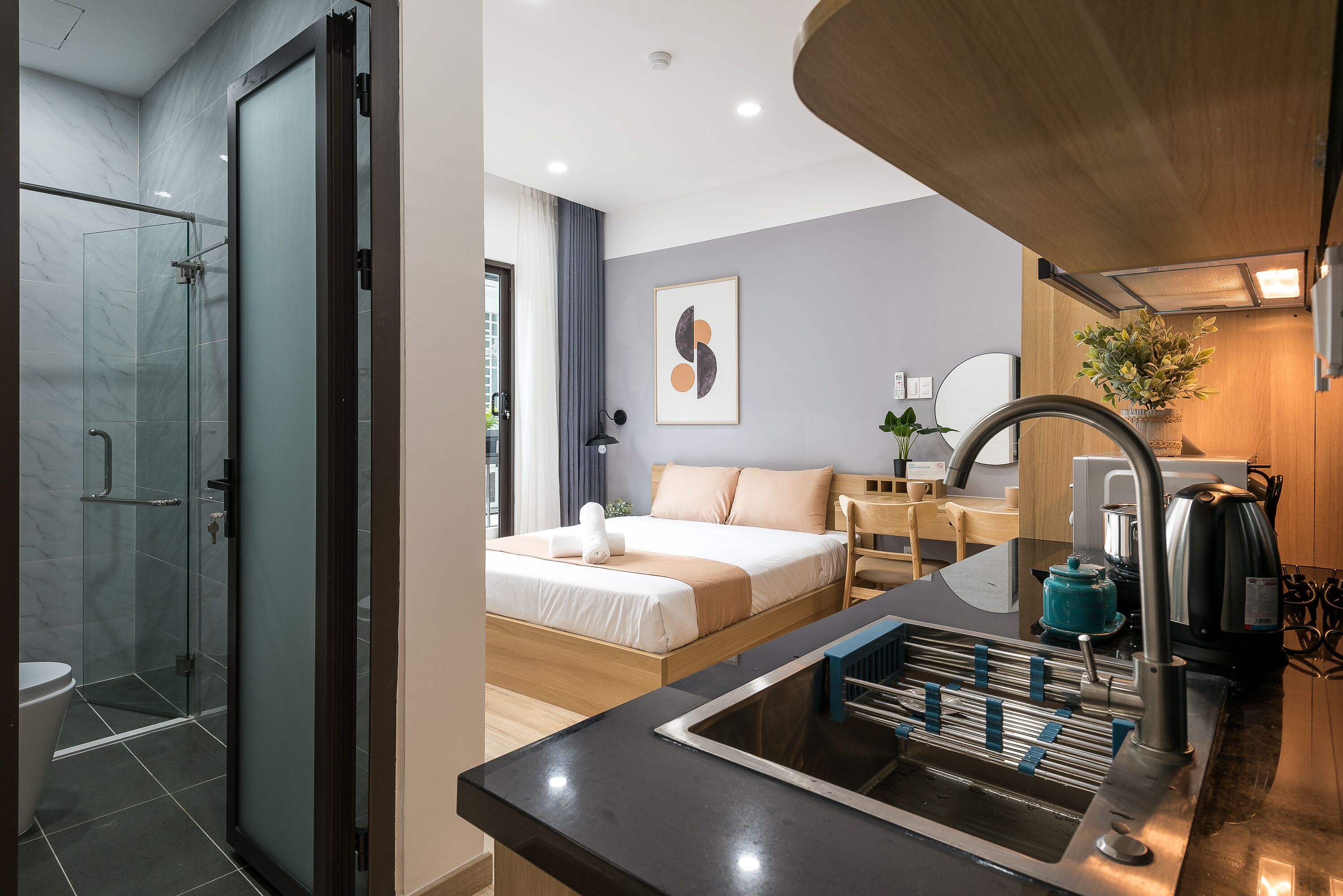 特級開放式客房, 1 張加大雙人床, 露台 | 私人小型廚房 | 雪櫃、微波爐、爐具、電熱水壺