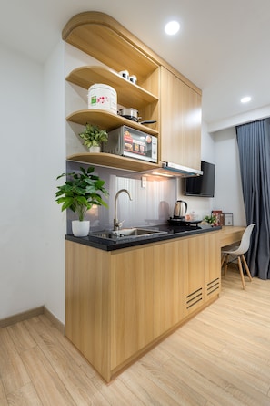 Studio Premium, 1 grand lit, balcon | Cuisine privée | Réfrigérateur, micro-ondes, plaque de cuisson, bouilloire électrique