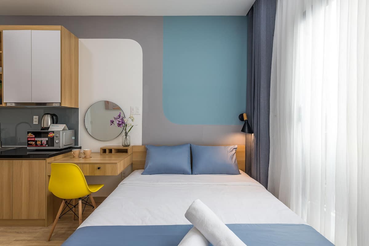 Studio Deluks, 1 Tempat Tidur Queen, balkon | Minibar, meja kerja, ruang kerja ramah laptop, dan setrika/meja setrika