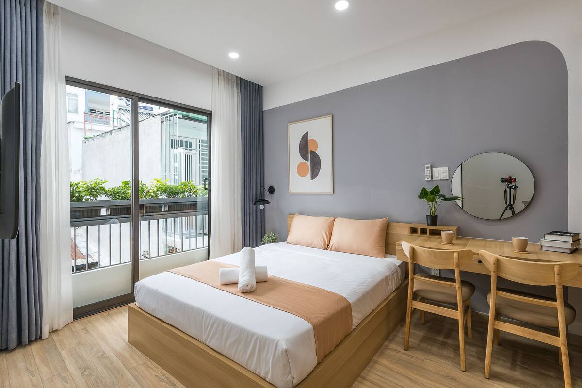 Studio Premium, 1 Tempat Tidur Queen, balkon | Minibar, meja kerja, ruang kerja ramah laptop, dan setrika/meja setrika