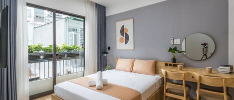 Monolocale Premium, 1 letto queen, balcone | Minibar, una scrivania, postazione laptop, ferro/asse da stiro