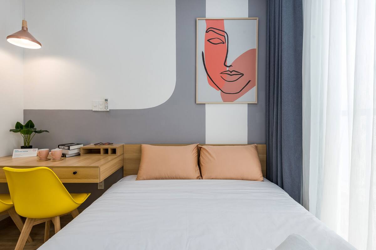 Studio Superior, 1 Tempat Tidur Queen, balkon | Minibar, meja kerja, ruang kerja ramah laptop, dan setrika/meja setrika