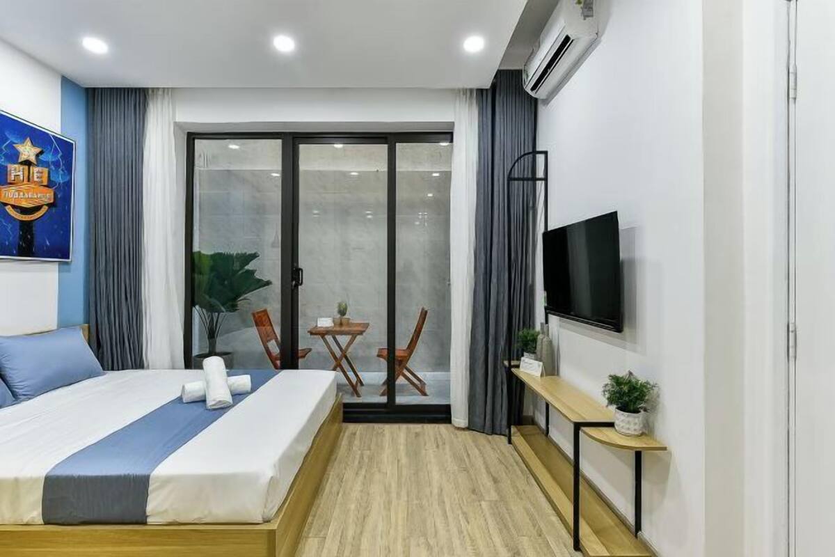 Minibar, meja kerja, ruang kerja ramah laptop, dan setrika/meja setrika
