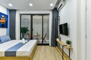Business Studio, 1 Queen Bed, Patio - Cozrum Homes Ambera House (Ho Chi Minh City)