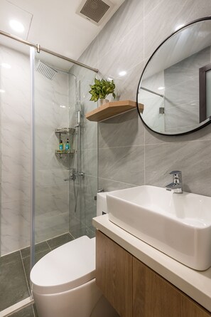 Studio Premium, 1 Tempat Tidur Queen, balkon | Kamar mandi | Shower, shower pijat air, pengering rambut, dan sandal
