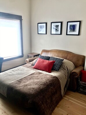 2 bedrooms, iron/ironing board, travel crib, WiFi - Montana Getaway with mountain views (Ennis)