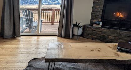 Montana Getaway with mountain views