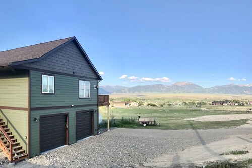 Montana Getaway with mountain views