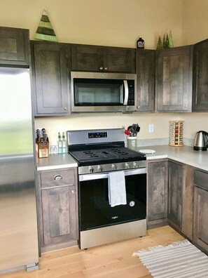 Fridge, microwave, oven, stovetop - Montana Getaway with mountain views (Ennis)