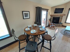 Dining - Montana Getaway with mountain views (Ennis)
