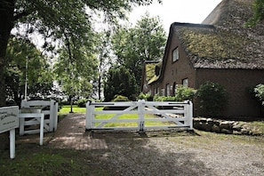 Apartment (Haubarg Windschuur App.4) | Unterkunftsgelände