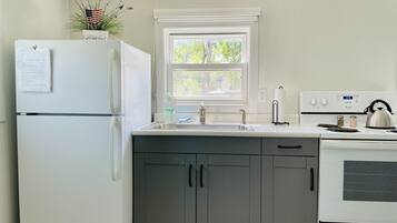 Fridge, oven, stovetop, cookware/dishes/utensils