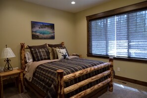 6 bedrooms, free WiFi, bed sheets - Waterfront Redtail Retreat Lodge in Silverhawk Subdivision, Island Park Idaho (Island Park)