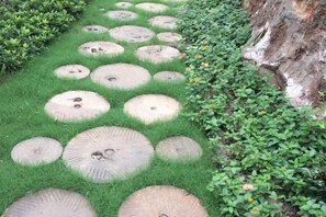A garden path with circular stepping stones. - Guanfeng Holiday Hotel (Tongxiang)