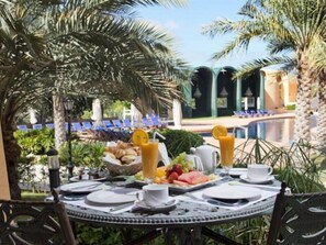 Outdoor dining - Golden Tulip Al Jazira (Ghantoot)