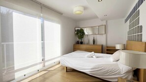 2 bedrooms, iron/ironing board, travel crib, free WiFi - Mshome First Line in Malaga (Malaga)