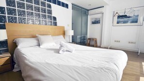 2 bedrooms, iron/ironing board, travel cot, free WiFi - Mshome First Line in Malaga (Malaga)