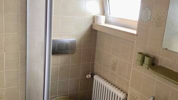 Dusche, Handtücher, Seife, Toilettenpapier