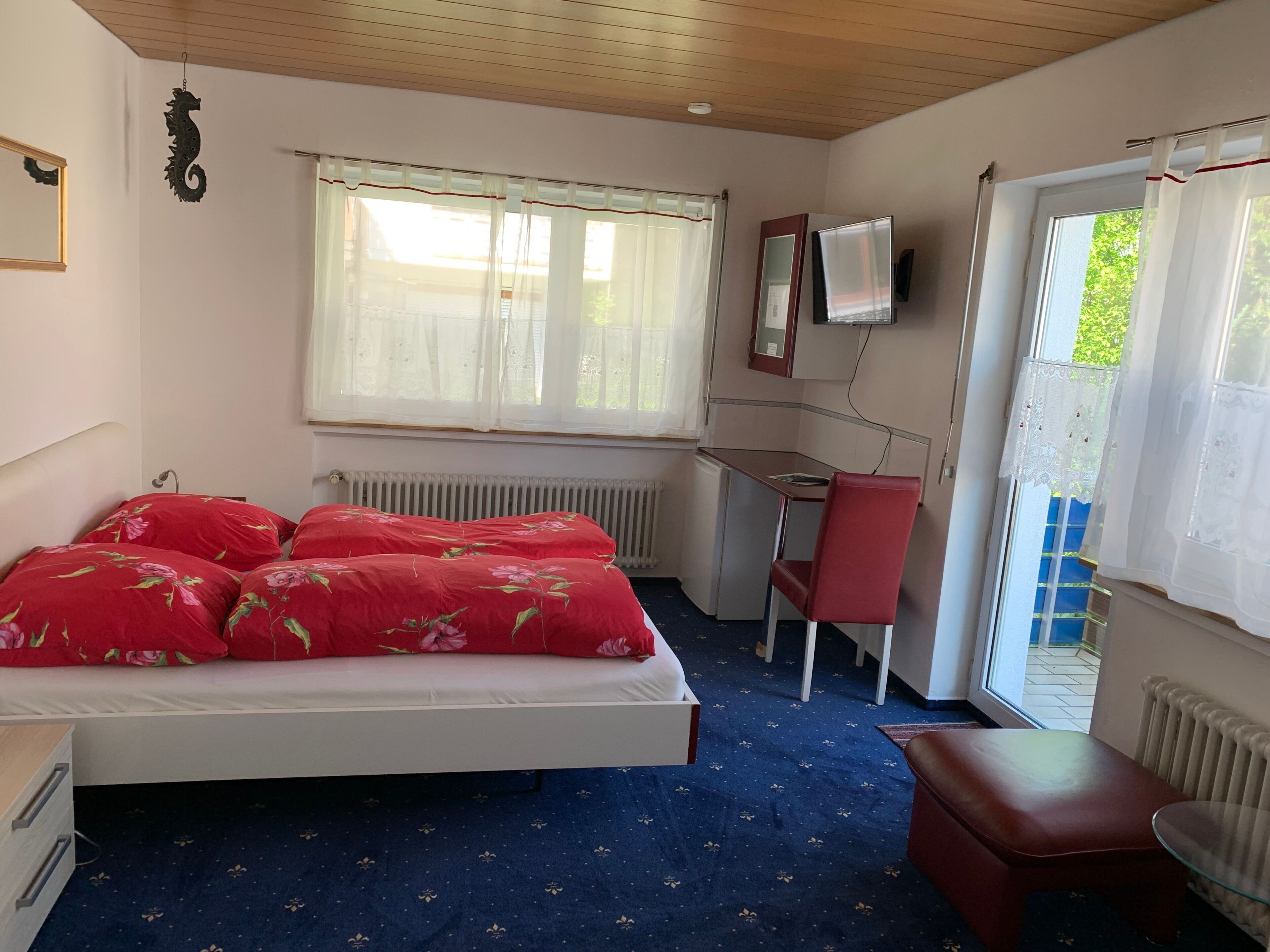 1 間睡房、房內夾萬、Wi-Fi、床單